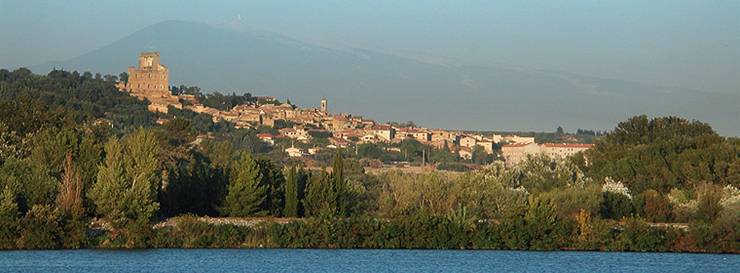 http://www.horizon-provence.com/chateauneuf-du-pape/photos/chateauneuf-du-pape-pano760.jpg